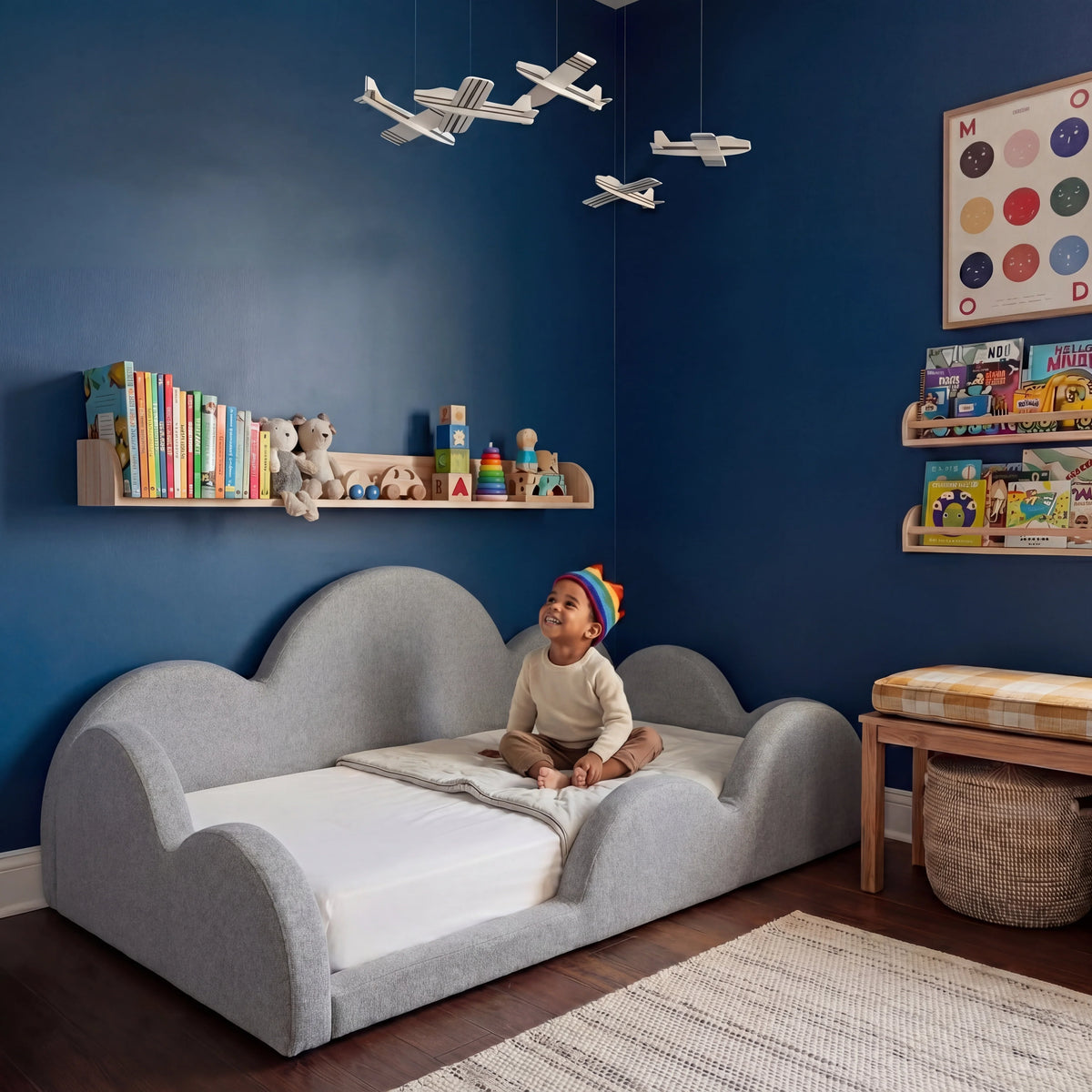 Quarto com ambiente preparado montessori e cama montessoriana Nuvem no nível do chão